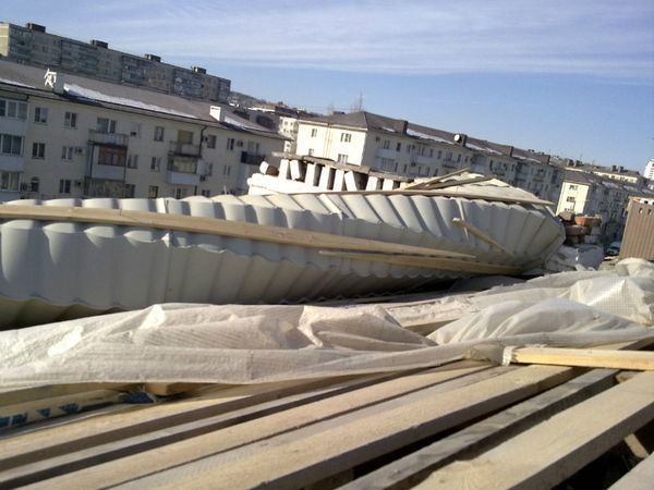 Крышу на доме №42 по пр. Ленина ветер свернул в рулон.
